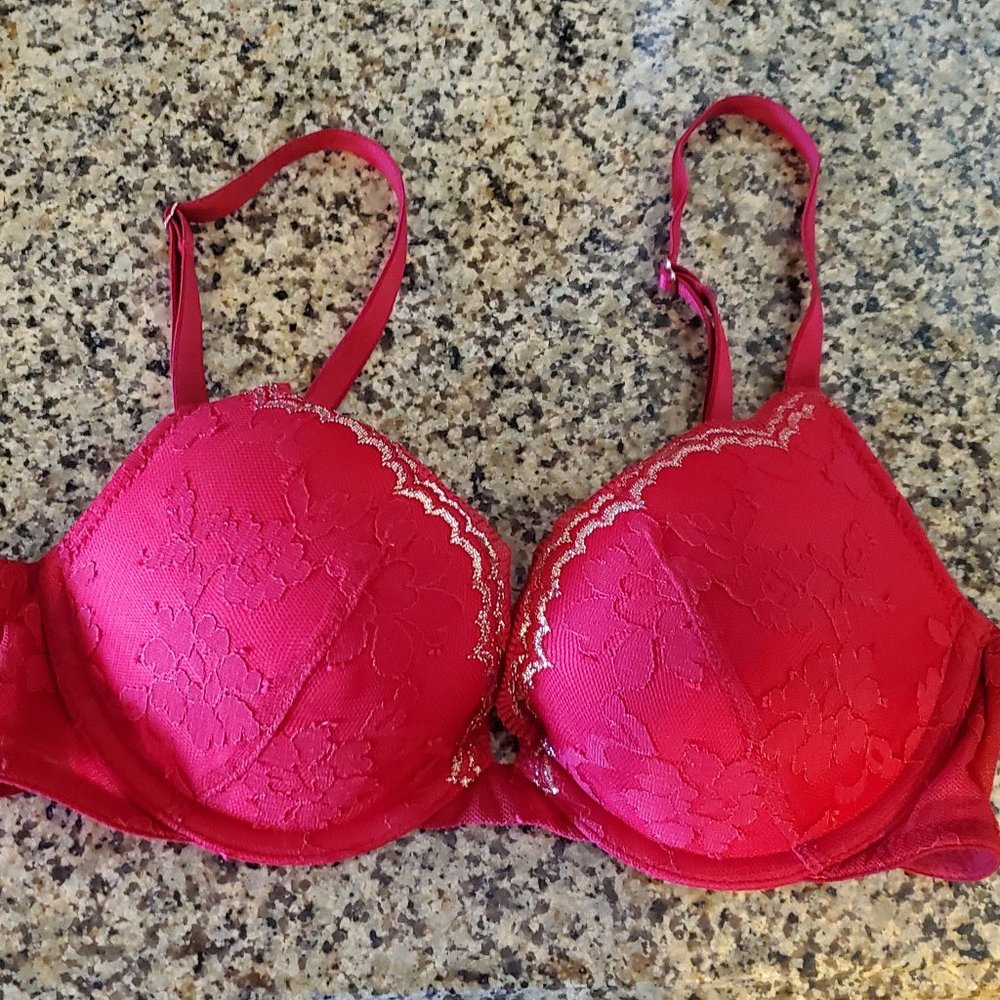 Perfect for the Holidays!! VS Lace Dream Angels push up bra